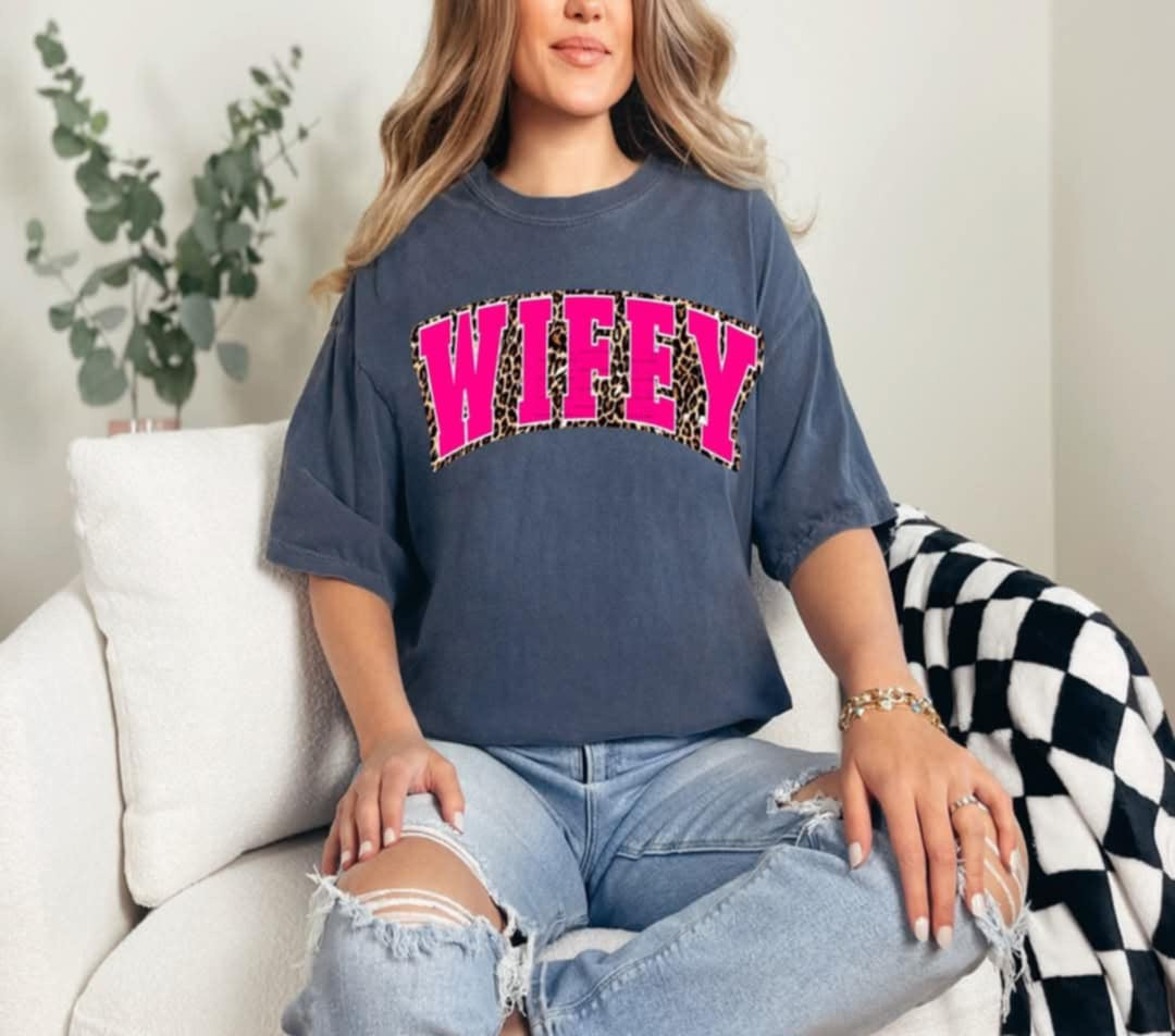 Wifey pink with leopard outline (40E) 92664 DTF transfer