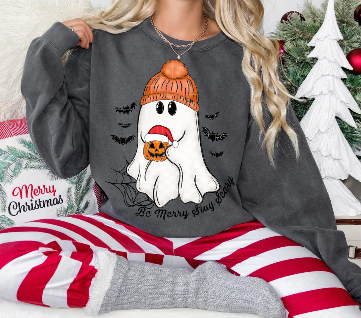 Ghost holding a pumpkin with santa hat (Linda) DTF Transfer