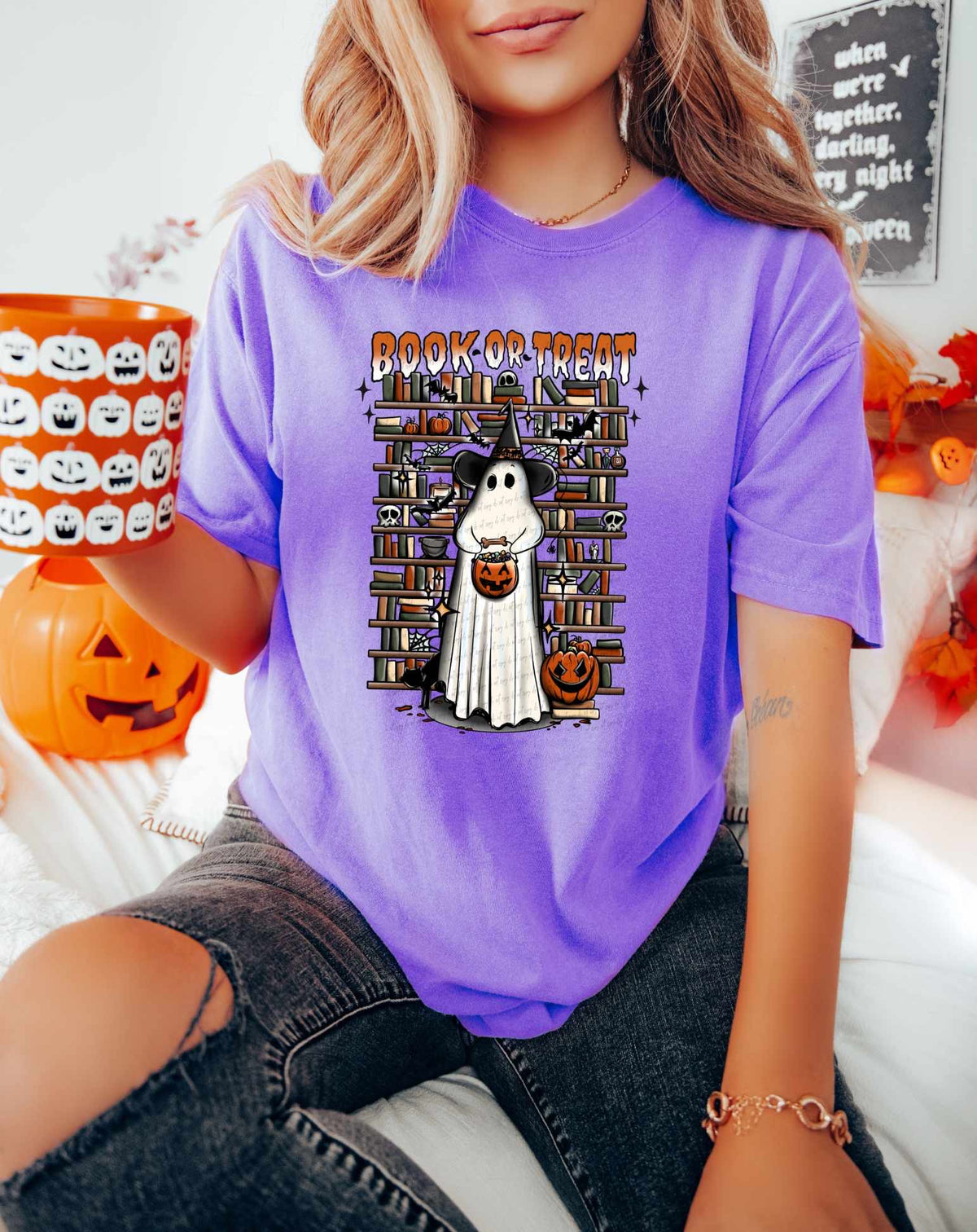 Book or treat ghost with bookshelf 36163 DTF transfer