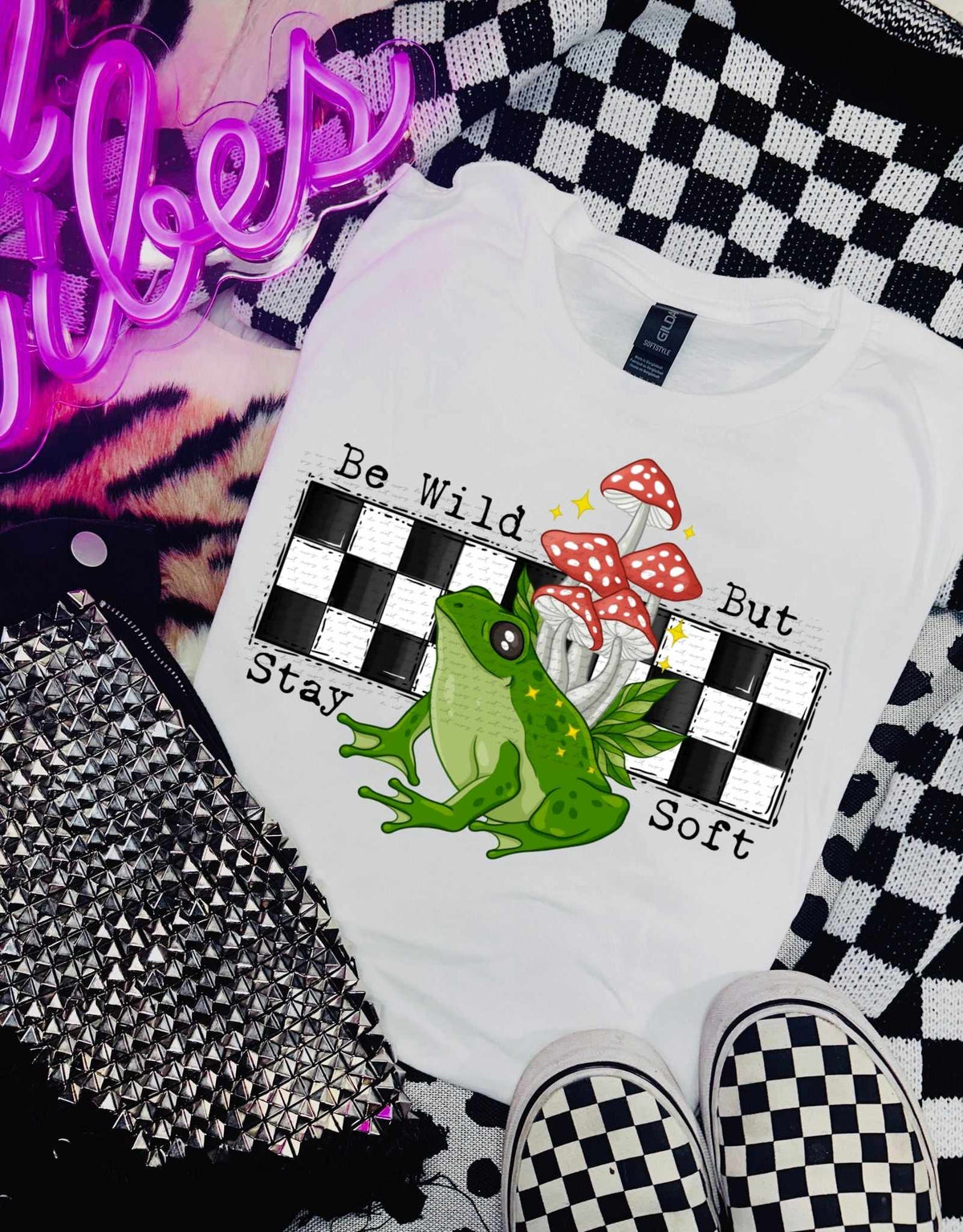 Be wild but stay soft checkered background (CSTAGE) 37303 DTF transfer