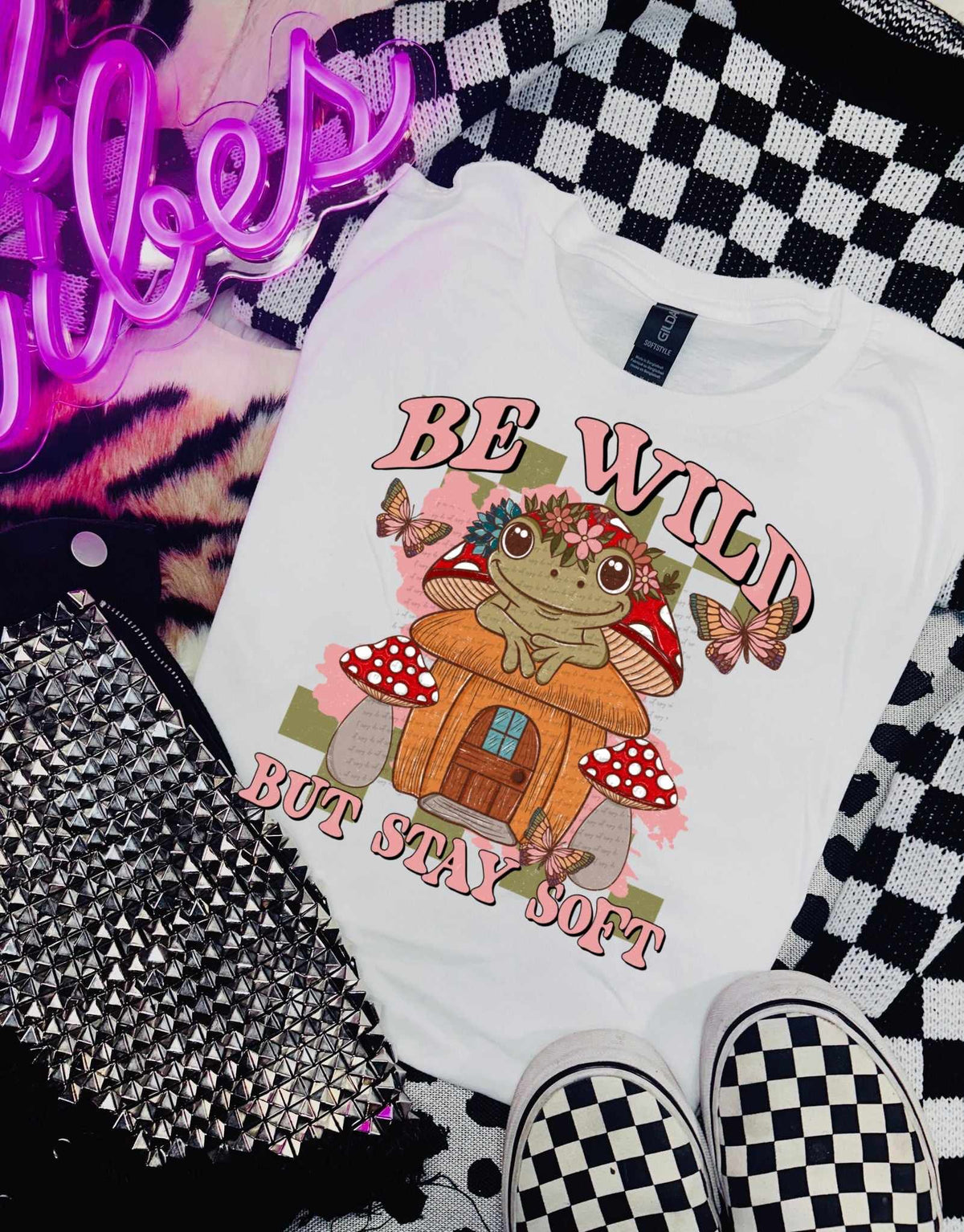 Be wild but stay soft frog and house (CSTAGE) 37302 DTF transfer