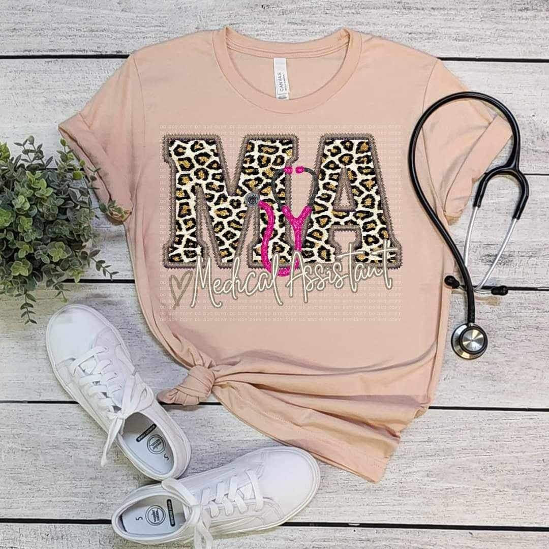 MA medical assistant pink stethoscope leopard embroidery (ECHT) 19007 DTF TRANSFERir