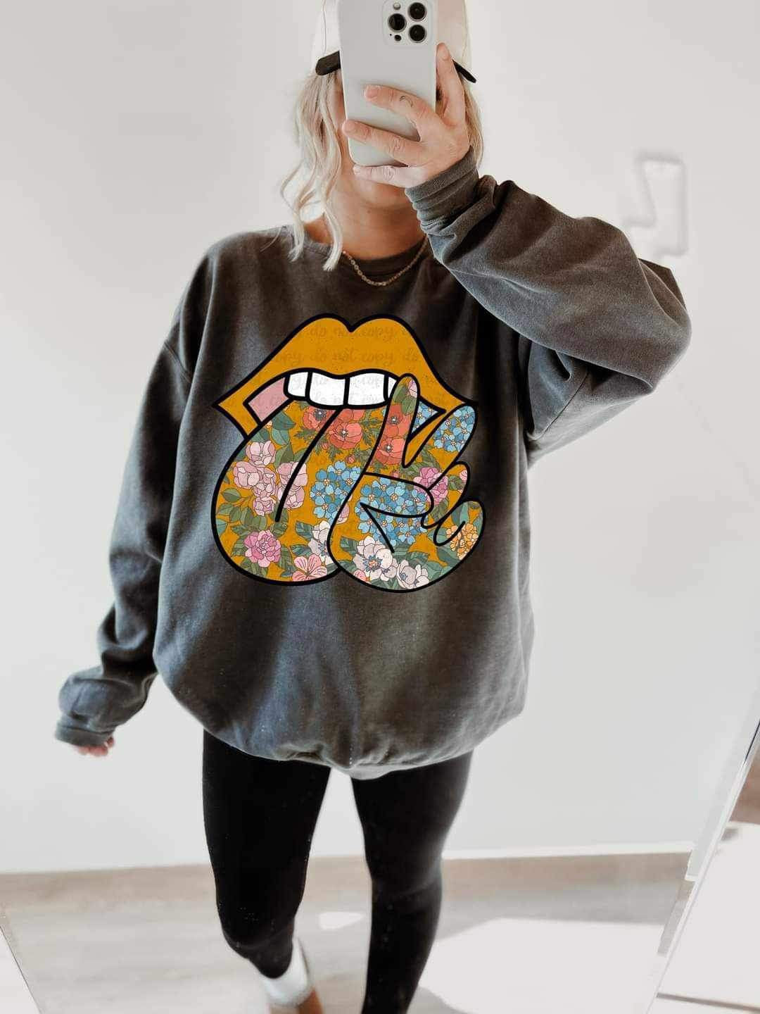 Lips with floral tongue and peace sign (LYTTLE) 20341 DTF transfere