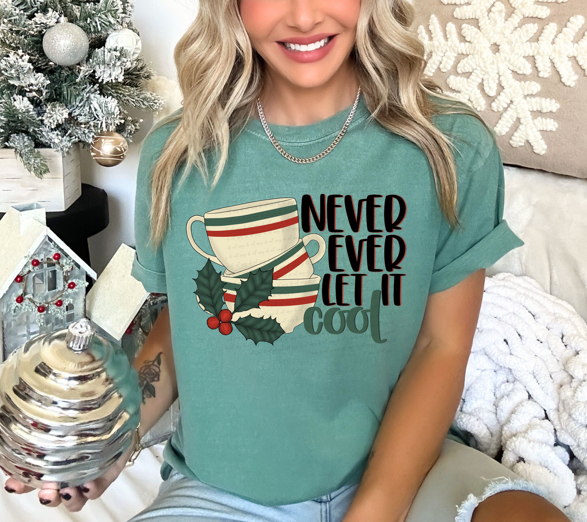 Never Ever Let It Cool Christmas Cups Holly 115589 DTF transfer