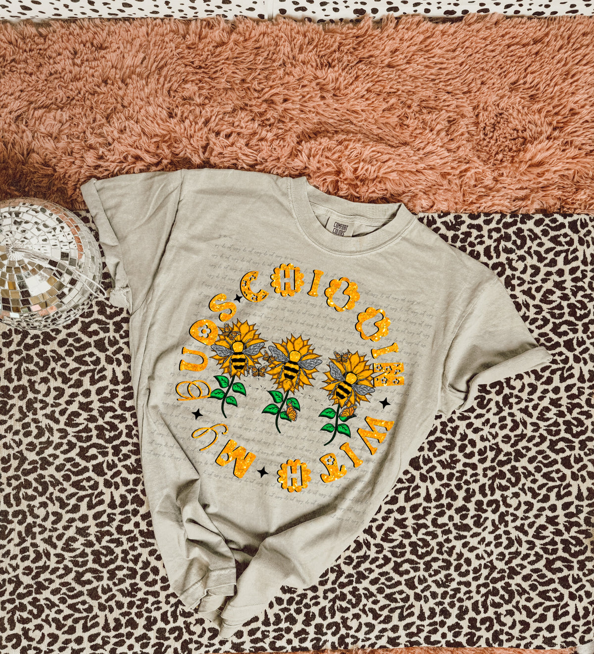 Chillin with my buds bees flowers CIRCLE YELLOW 22175 DTF transfer