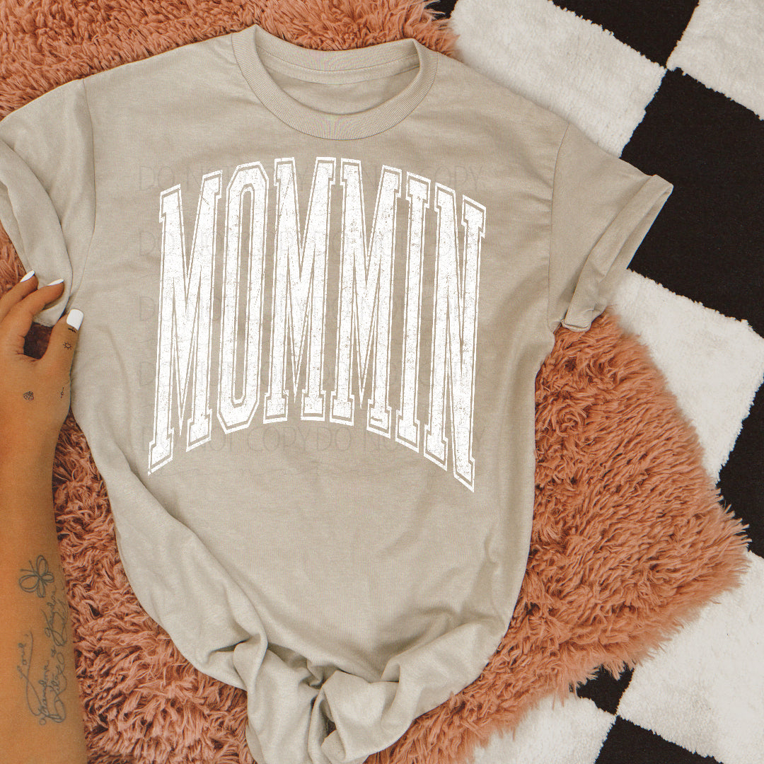 Mommin varsity arched WHITE (Scarlow) DTF Transfer